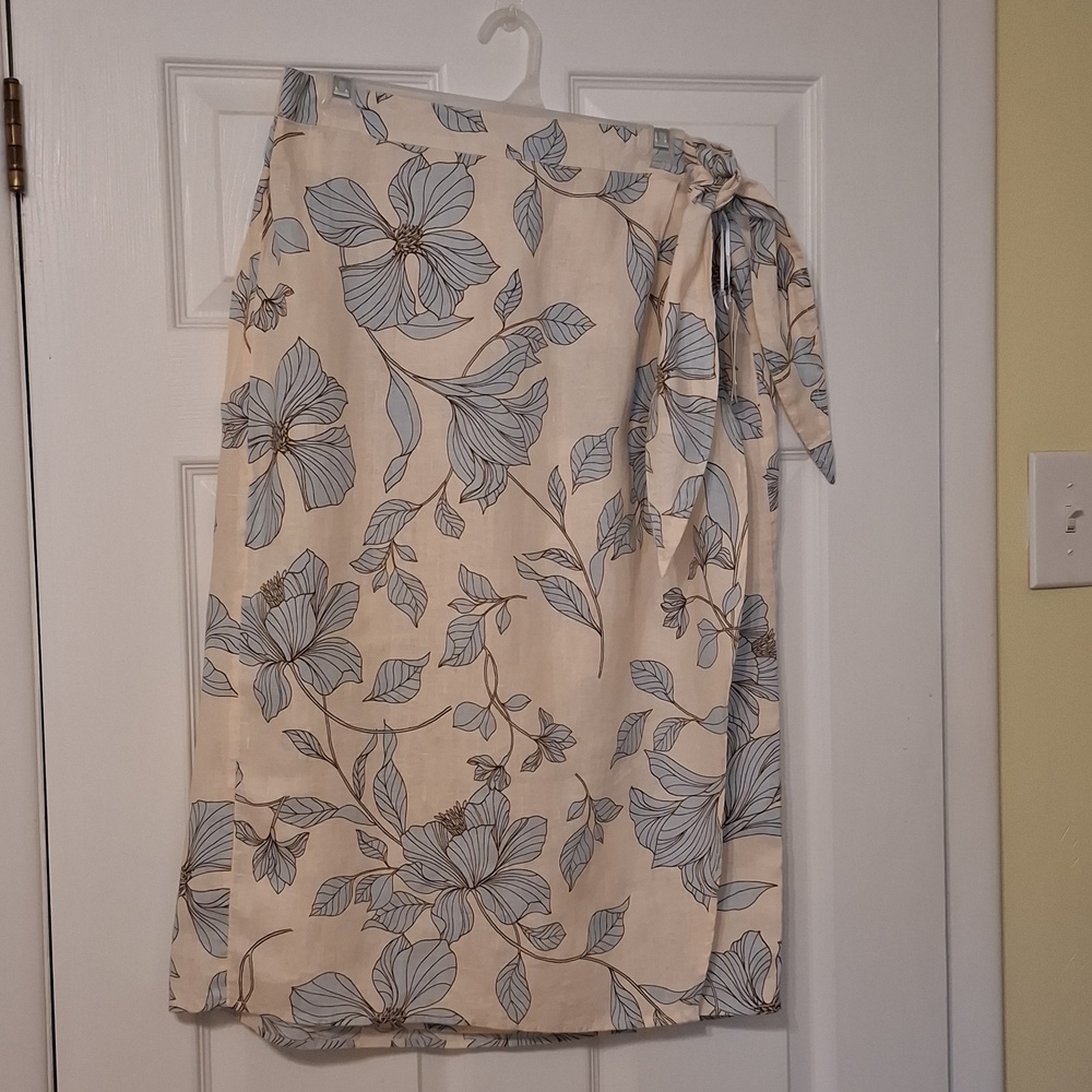 Cynthia Rowley New York sz L, cream wrap skirt with pale blue and brown floral.